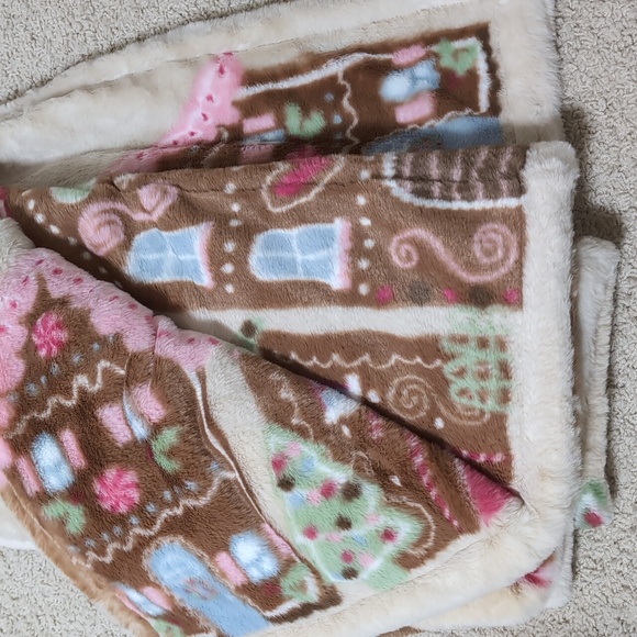 ‼️6 HOUR SALE‼️Viral 🎥 Cupcakes & Cashmere Gingerbread House Throw, Faux Fur - Picture 4 of 11
